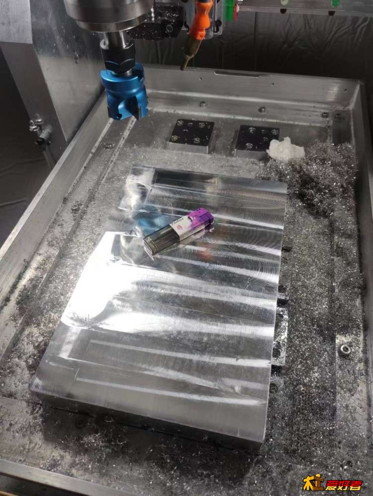 搞了个50的铝用盘刀，装在电主轴上，勉强用，小马拉大车