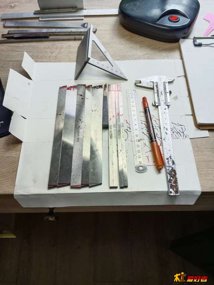 2-9-用油性笔给刨刃划线.jpg