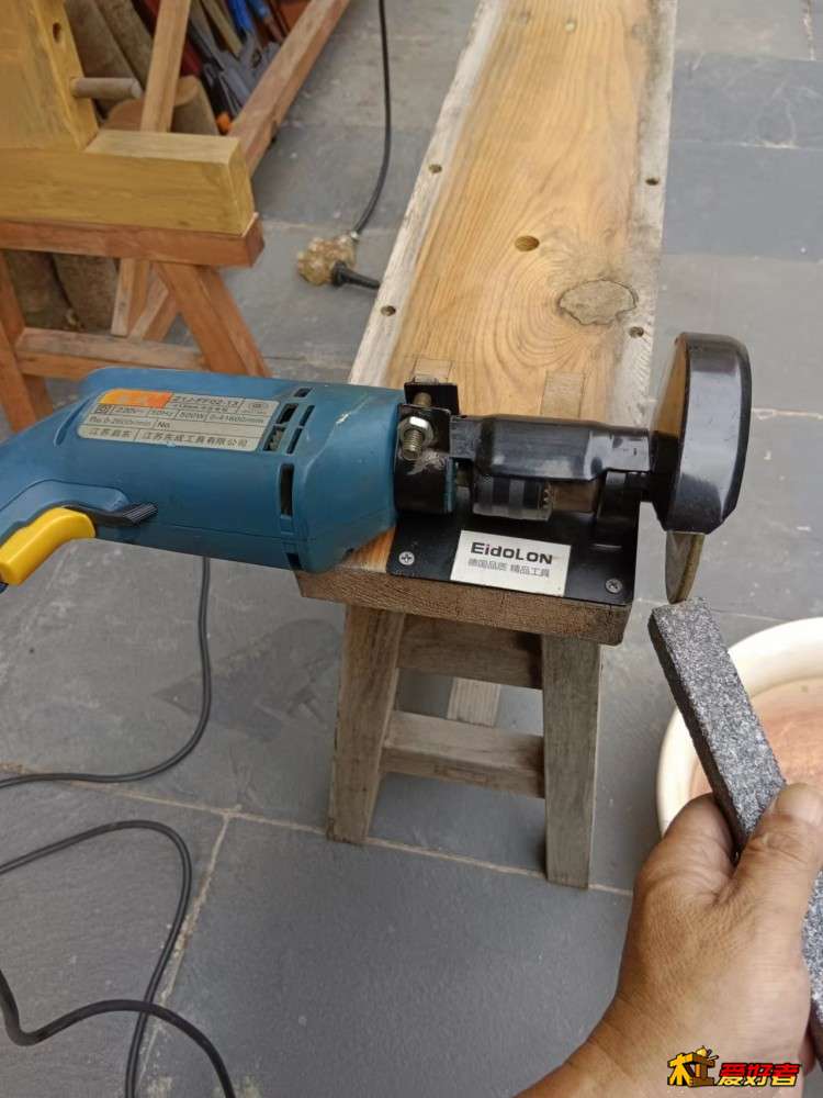 3-3-用砂轮修整条把砂轮片修成弧形.jpg