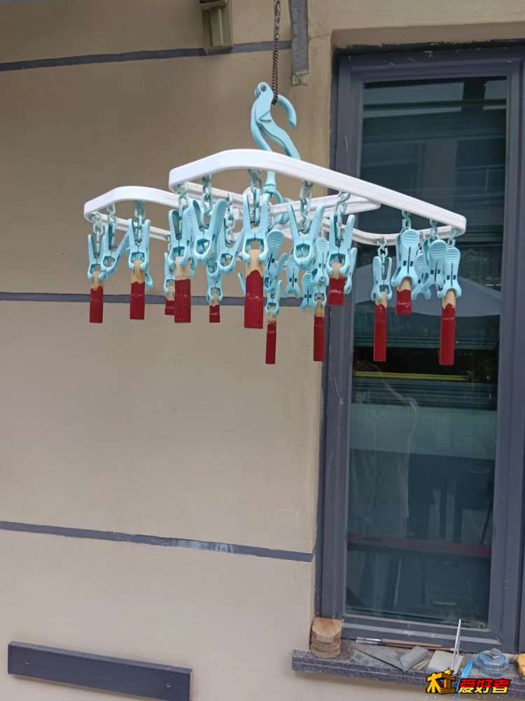 3-6-给圆棒刷三遍环保水性漆.jpg
