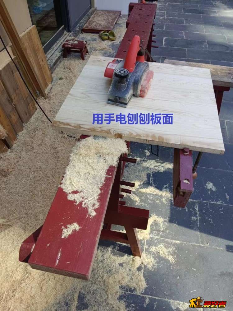 3-9-用手电刨刨板面.jpg