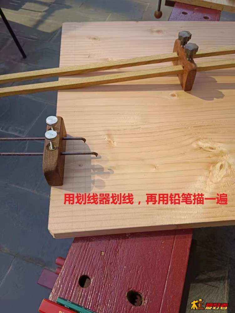 4-8-用划线器划线，再用铅笔描一遍.jpg