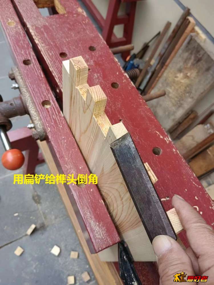 5-4-用扁铲给榫头倒角.jpg