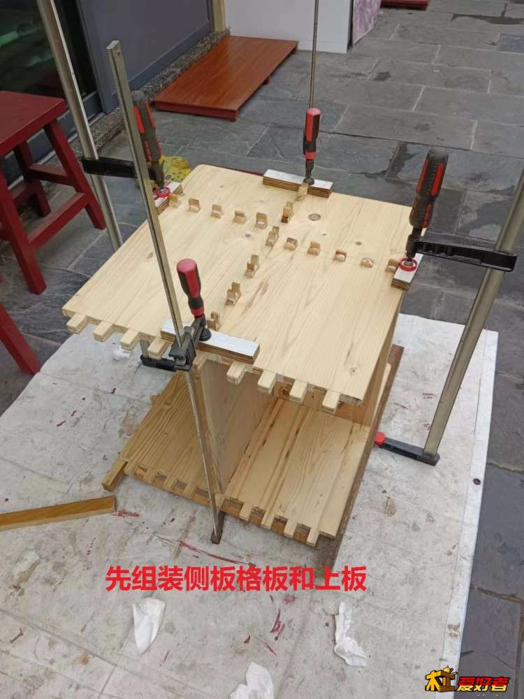 6-6-先组装侧板格板和上板.jpg