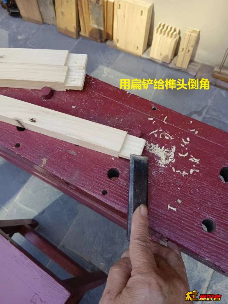 3-7-用扁铲给榫头倒角.jpg