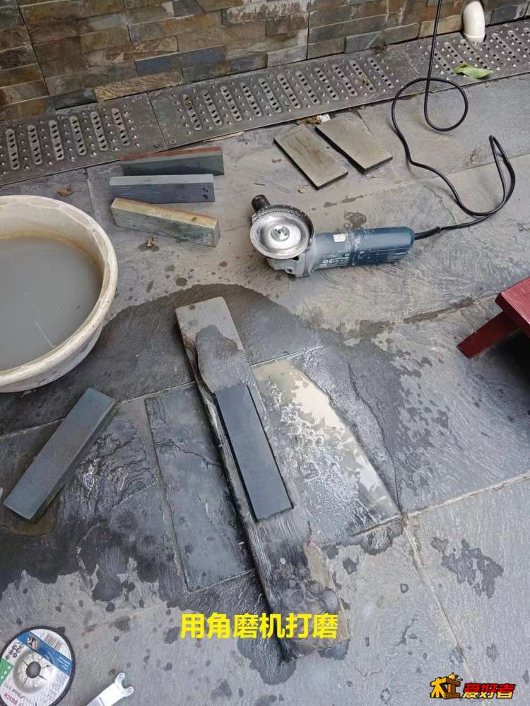 3-2-用角磨机打磨.jpg