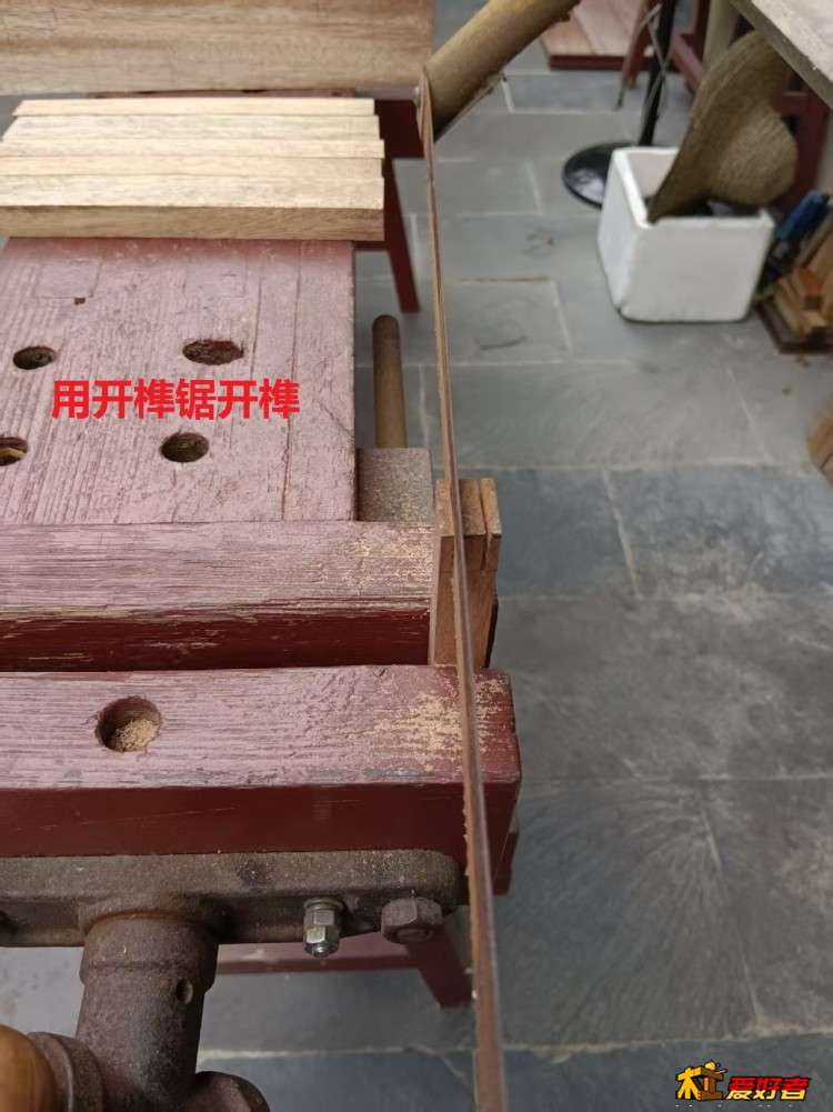 3-3-用开榫锯开榫.jpg