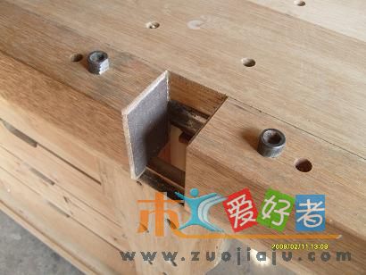 夹口粘的砂布.以便夹工件