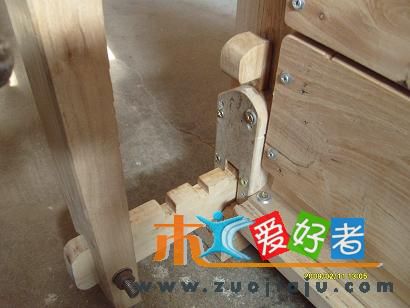 下面带有凹支撑于上夹板同步出来