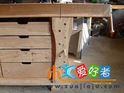 托杆移到后面.工具盒就能拉出
