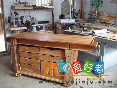 油刷完了.这样一个木工多工能工作台就全部完工了