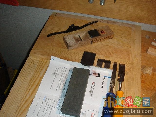 刨刀钝了，一起把刨刀、凿子都磨了.JPG