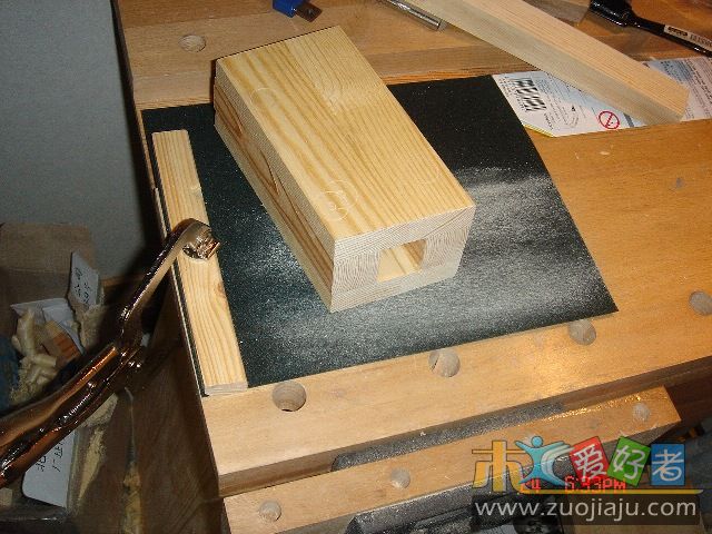 模具锯出斜面后在砂纸上磨一下.JPG