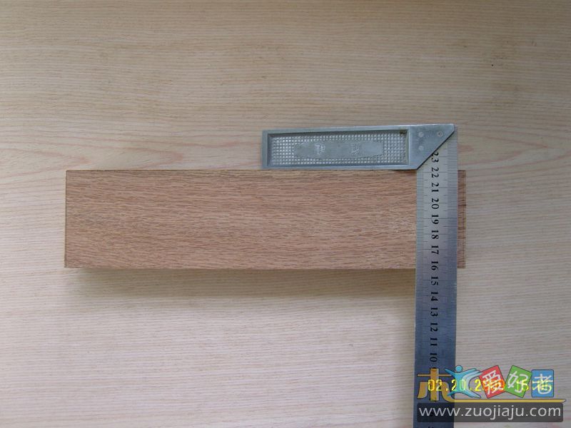 刨料两端划线确定刨体长度