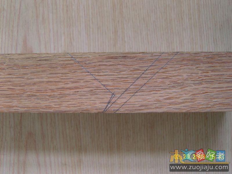 刨体侧面画出刨膛前坡面线