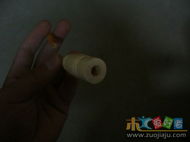 刚好是8MM的孔，放入木梢用手电钻夹紧。为了防止打滑木梢上湿点水让其膨胀。