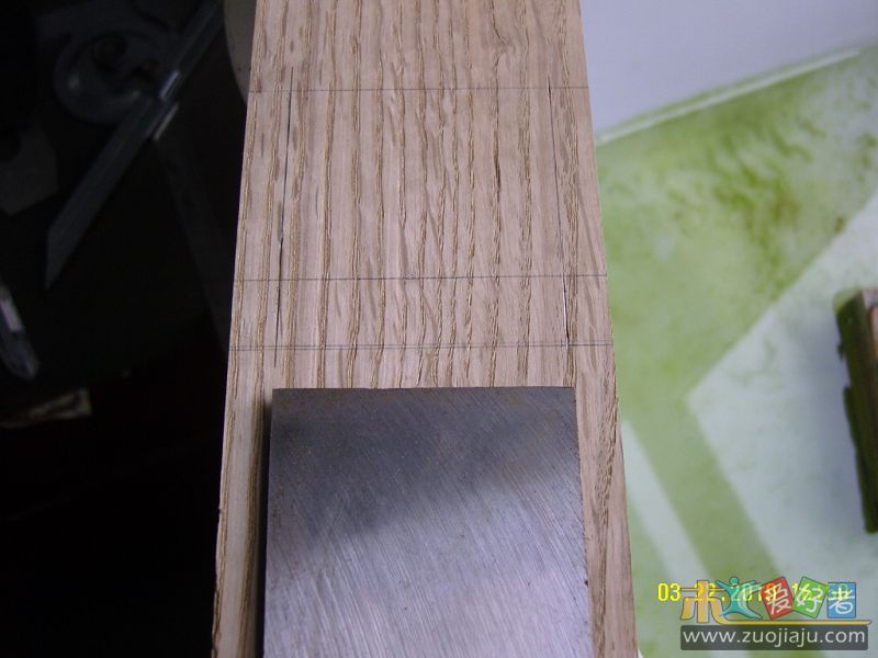 根据刨刀宽度画出刨膛两侧腮线，腮太薄刨子强度不够，刨楔敲紧后刨底易变成凹形。腮太厚刨子笨拙不灵便，腮 ...