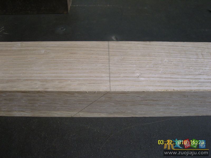 用方尺在刨体上面画出刨膛的后线