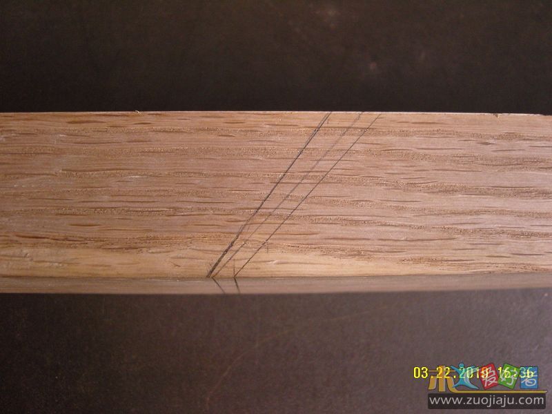 根据刨楔的形状，画一斜线，就是千斤线